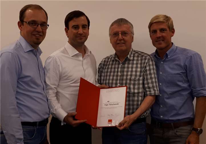 Ingo Terschanski (2. v. r.) konnte aus den Händen des SPD-Kreisvorsitzenden Marcel Hürter (2. v. l.) eine Ehrenurkunde entgegennehmen. privat