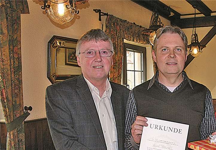 Ingo Terschanski und Elisabeth Groß konnten André Krowke für 20 Jahre Mitgliedschaft ehren. RÜ