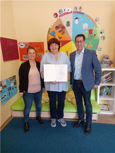 Ingrid Becker erhielt vom Bürgermeister Jürgen Hoffmann eine Dankurkunde.  Foto: Kindertagesstätte Rappelkiste Peterswald-Löffelscheid