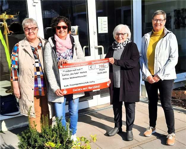 Ingrid Blum (Kollig), Anja Johann (Kollig), Anneliese Feller (Tafel) und Christa Petzchen (Kollig) bei der Spendenübergabe in Münstermaifeld.  Foto: Dietmar Barth