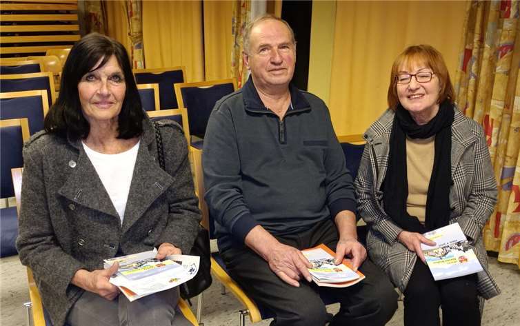 Ingrid Daberkow, Viktor Rempel und Ingrid Bachmann gewannen ein Willkommensgeschenk.  Foto: Anita Trostel