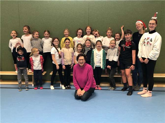 Ingrid Derra mit den Kleinen Funken inklusive Trainerin und Betreuerin beim letzten Training vor Weihnachten.  Foto:privat