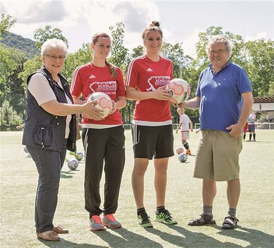 Ingrid Frick und Gerald Endrich von der AWO zusammen mit zwei Teilnehmerinnen der Fußballferienzeit des Ahrweiler BC.privat