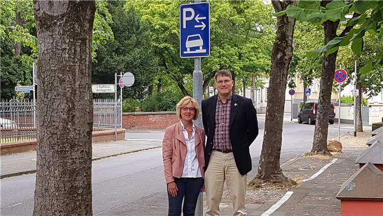 Ingrid Hanf, sachkundige Bürgerin und Hinrich Kramme, Ratsmitglied, in der Kriegerstraße. Foto: privat