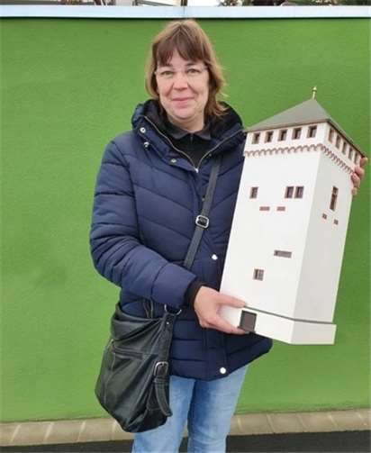 Ingrid Heer gewinnt den Hauptpreis Ingrid Heer freut sich über ein Modell des Eulenthurms. Foto: privat
