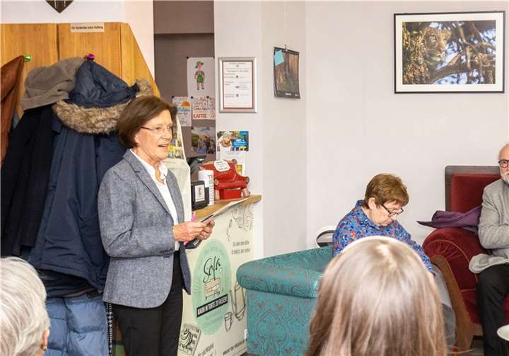 Ingrid König bei der Vorstellung des Flyers der Stiftung „Inklusion gemeinsam gestalten“ im „Café Sofa“ in Meckenheim.