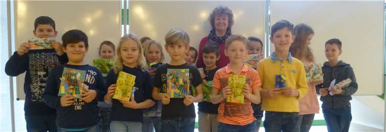 Ingrid Kröger mit den glücklichen Gewinnerinnen und Gewinnern.Foto: privat