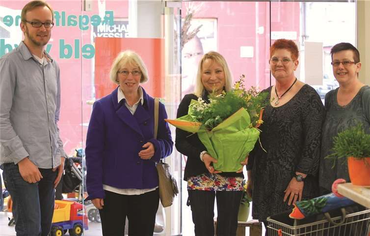 Ingrid Kuss und Uwe Sigismund gratulierten Inhaber und Geschäftsführung von „my Mietregal“ zum erfolgreichen ersten Geschäftsjahr. privat