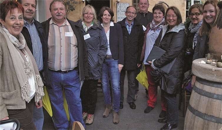 Ingrid Näkel-Surges und Elke Surges mit der Kommission im „Burggarten“.WITE