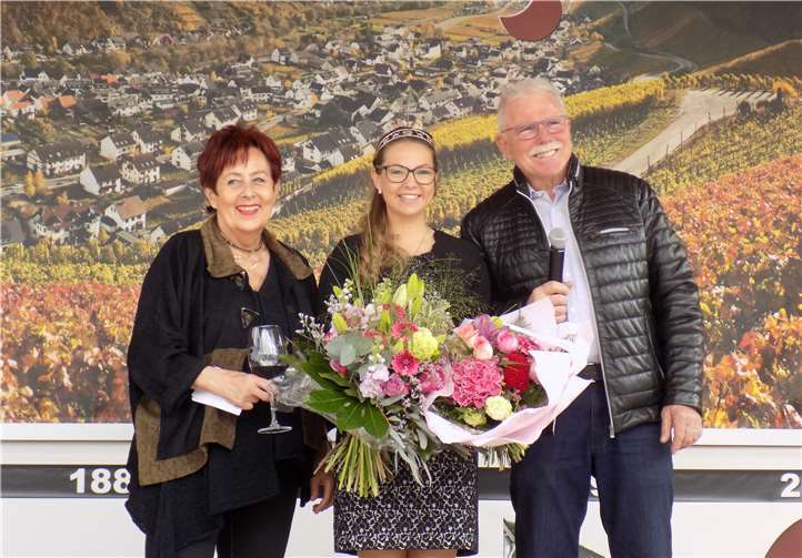 Ingrid Näkel-Surges vom Verkehrsverein und Bürgermeister Alfred Sebastian gratulierten Ahrweinprinzessin Linda Trarbach.