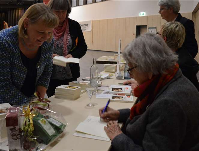 Ingrid Noll nahm sich ausgiebig Zeit, alle Autogrammwünsche zu erfüllen. Zwischendurch blieb immer noch Zeit für einen kleinen Plausch.