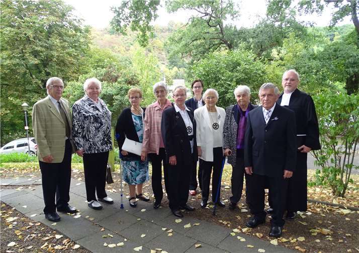 Ingrid Sanden (Kronjuwelen-Konfirmation), Ingeborg Lotz (Gnaden-Konfirmation), Jutta Almert, Christa Kellendonk, Peter Korbel, Liesel Ziegler (Eiserne Konfirmation), Marianne Alter (Diamantene Konfirmation) und Kerstin Schmitz-Schuldt (Silberne Konfirmation), zusammen mit Pfarrer Horst Küllmer und Presbyter Walter Müller.