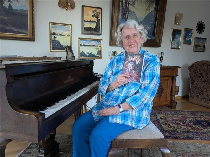 Ingrid Schampel mit ihrem neuesten Buch.  Foto: KS