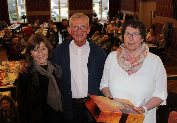 Ingrid Strohe (links) und Klara Gilles bedankten sich beim Referenten.