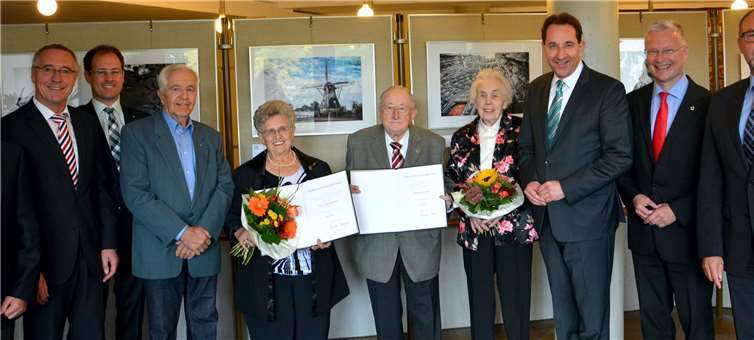 Ingrid Trabandt aus Heistenbach (5. von links) und Helmut Sopp aus Rettershain (5. von rechts) gemeinsam ihren Ehegatten sowie Staatssekretär Günter Kern (2. von links), Landrat Frank Puchtler (2. von rechts) und dem Landtagsabgeordneten Matthias Lammert (3. von rechts).Uwe Gilberg-Rindsfüßer