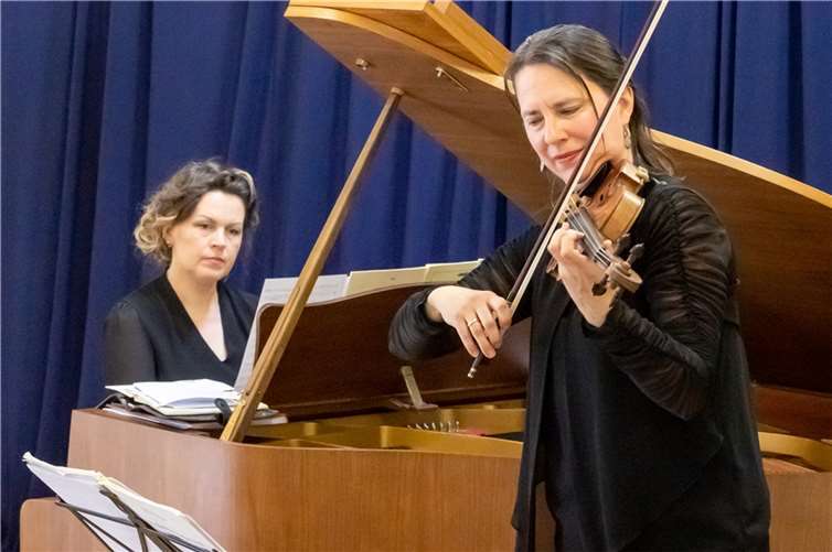 Ingrid Wendel am Klavier und Katharina Wimmer an der Violine begeisterten in einer Stadthausmatinee in Selters. Quelle: agentur media schneider