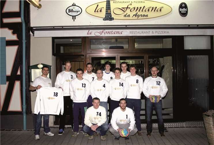 Inhaber Agron Ademaj und die Herrenmannschaft des TVfL Sinzig/Remagen vor der Pizzeria „la fontana“. privat