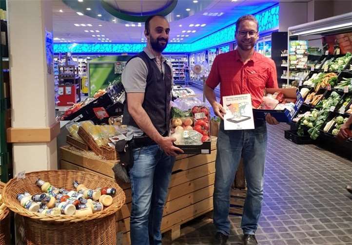 Inhaber Jörg Schäfer präsentiert mit seinem Marktleiter Ben Hajrizaj mögliche Inhalte der Wundertüten.Foto: privat