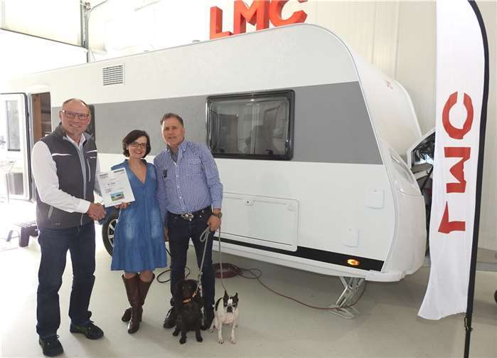 Inhaber Kai Meier freute sich, den Gutschein des Gewinnspieles an das Ehepaar Matthias und Sabine Kohl überreichen zu können. Foto: WAMFO.DE