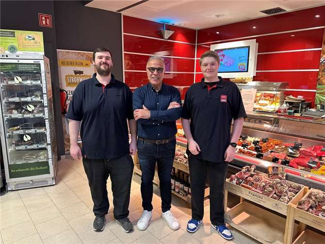 Inhaber Parviz Azhari ist mächtig stolz auf Daniel Sommer (l.) und René Weber (r.).  Foto: ROB