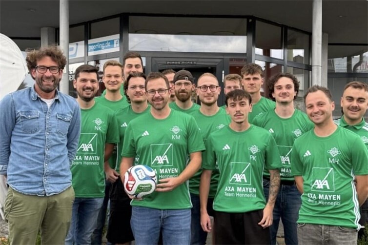 Inhaber Pierre Hennerici mit der zweiten Mannschaft der TuS Fortuna Kottenheim