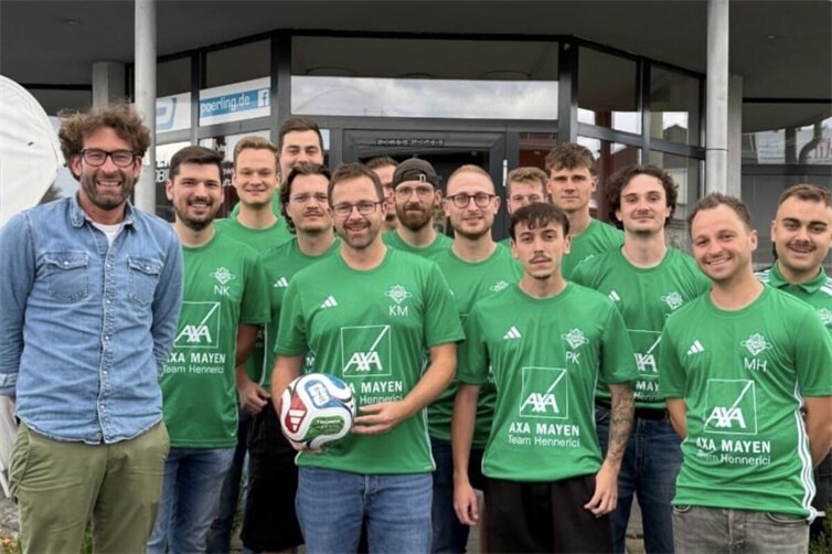Inhaber Pierre Hennerici mit der zweiten Mannschaft der TuS Fortuna Kottenheim.