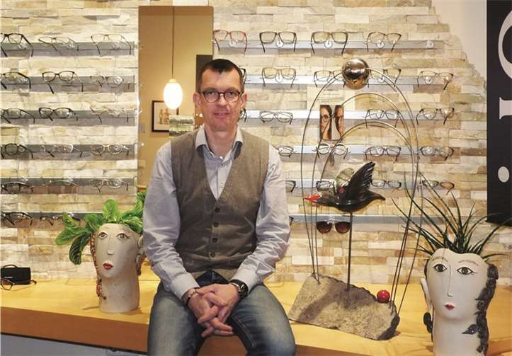 Inhaber Ulrich Rawert mit einigen Exponaten der Künstlerin Jutta Degen.FRE