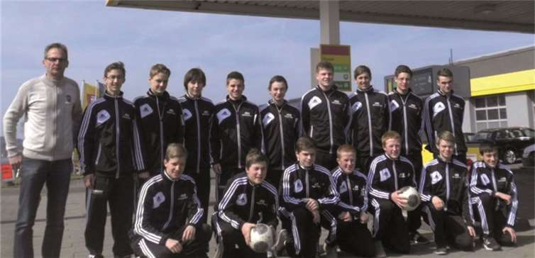 Inhaber der Tankstelle Rausch in Barweiler sorgte für hochwertige Adidas-Trainingsanzüge.