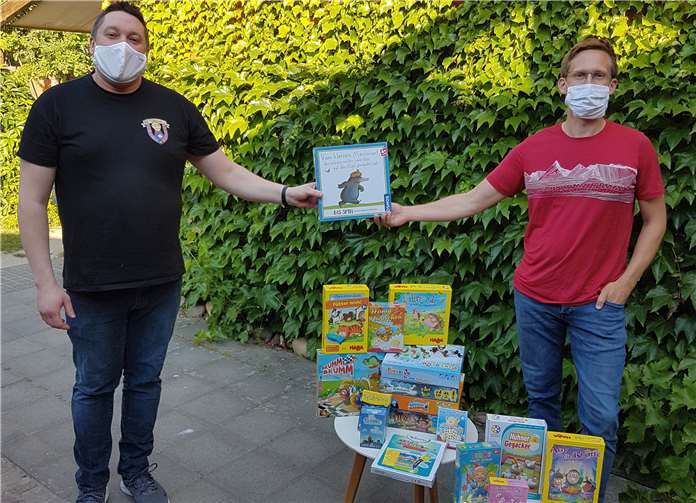 Inhaber von Brettspielheld Alexander Petkovski überreicht Spende an Leiter Stefan Ibs. Foto: Stefan Ibs