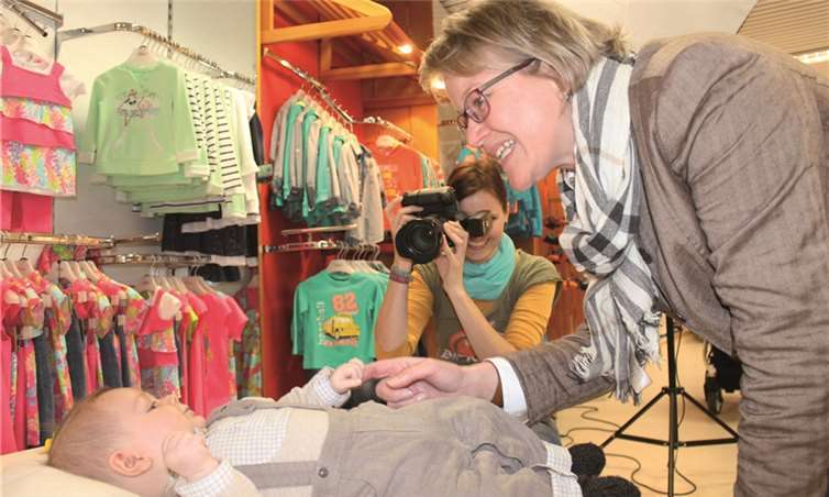 Inhaberin Frau Geschier und Fotografin Kerstin Dieler-Miza mit Anton, der sichtlich Spaß an der Fotoaktion hatte. RERE