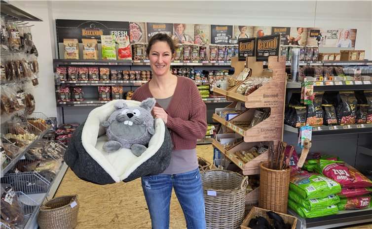 Inhaberin Julia Sabel im neuen Tierfachgeschäft „Tierisch Gut“ in Mendig. Foto: WAMFO.DE