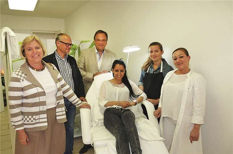 Inhaberin Melanie Piel-Gashnjani (r.) begrüßte mit ihren Mitarbeiterinnen VG-Bürgermeister Bernd Weidenbach, Stadtbürgermeisterin Gabriele Hermann-Lersch und Wirtschaftsförderer Gerhard Oelsberg. FRE