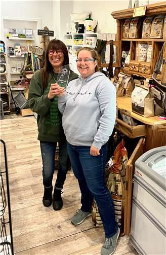 Inhaberin Stefanie Kugler und ihr Team freuen sich über die tolle Auszeichnung.  Foto: FRESSBAR Barf & More