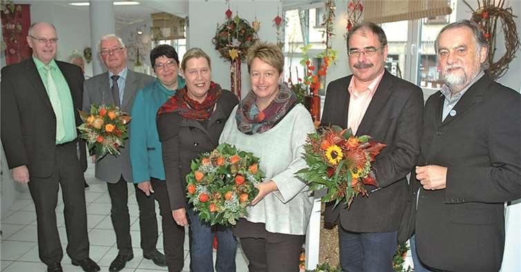 Inhaberinnen Iris Rieger (3.v.r.) und Gabi Schnitzler (4.v.r.) begrüßen die Gäste, darunter auch Stadtbürgermeister Günter Schnitzler (2.v.r.) mit seinem Beigeordneten Hans Ziesemer ® und Franz Schmitz, Beigeordneter der Verbandsgemeinde Maifeld (2.v.l.).HF