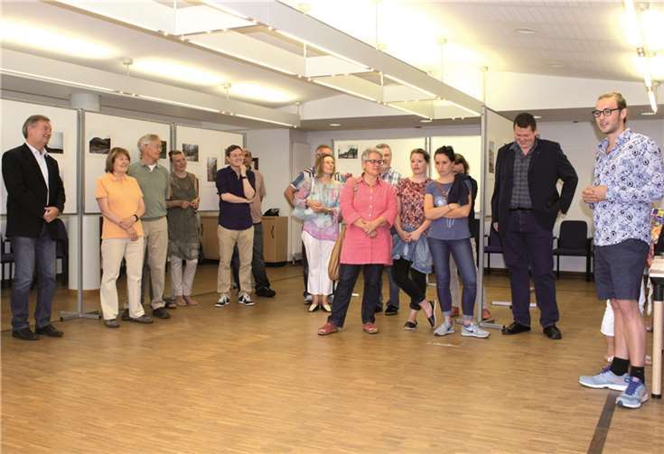 Initiator Frederik Henn schilderte das Zustandekommen der Fotoaktion den Ausstellungsbesuchern.DL