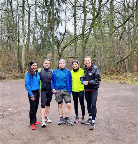 Initiator Michael Krämer, Kriminalbuchautor Markus Theisen mit Literatur- und Laufbegeisterten in Maria Laach.  Foto: Rebecca Strittmatter