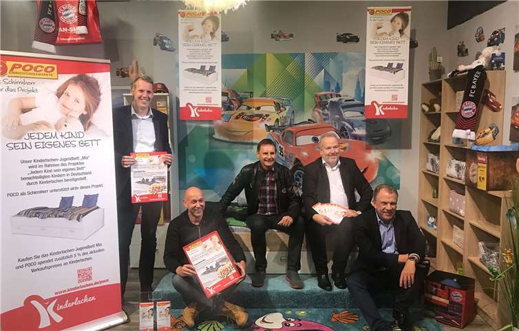 Initiatoren der Aktion „Jedem Kind sein eigenes Bett“: (v. l.) Sebastian Schrader (Leiter Organisation POCO), Christian Vosseler (Geschäftsführender Vorstand Kinderlachen e. V.), Peter Illmann (Kinderlachen-Botschafter), Volker Matzke (POCO-Vertriebsgeschäftsführer Süd) und Thomas Kurz (POCO-Vertriebsgeschäftsführer Nord).Privat