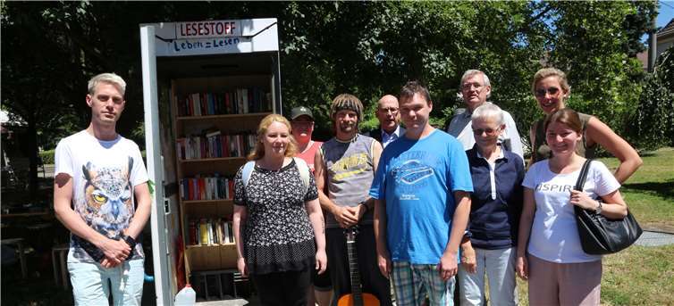 Initiatoren und Mitwirkende des Projekts ‚Leseinsel‘ vor demneuen öffentlichen Bücherschrank am Bendorfer Stadtpark. Fotos: GM