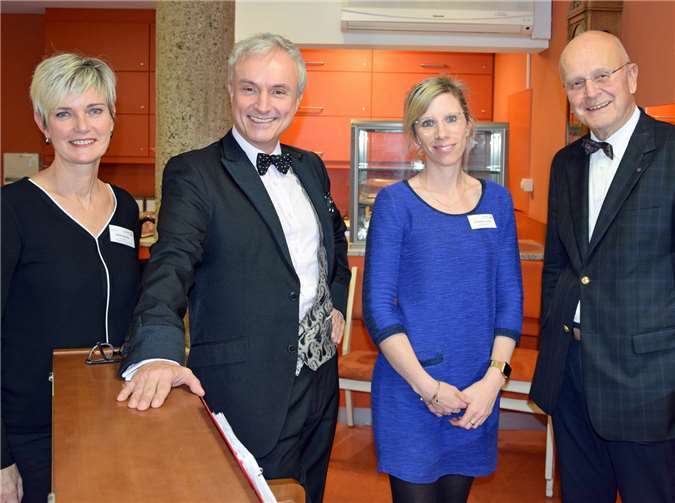 Initiatoren und Sponsoren (von links): Quartiersentwicklerin Heike Becker, Künstler Andreas Barth Steinborn, Einrichtungsleiterin Christiane Jeub und Stiftungsratsvorsitzender Georg Grabkowsky.Foto: Altenzentrum Mayen