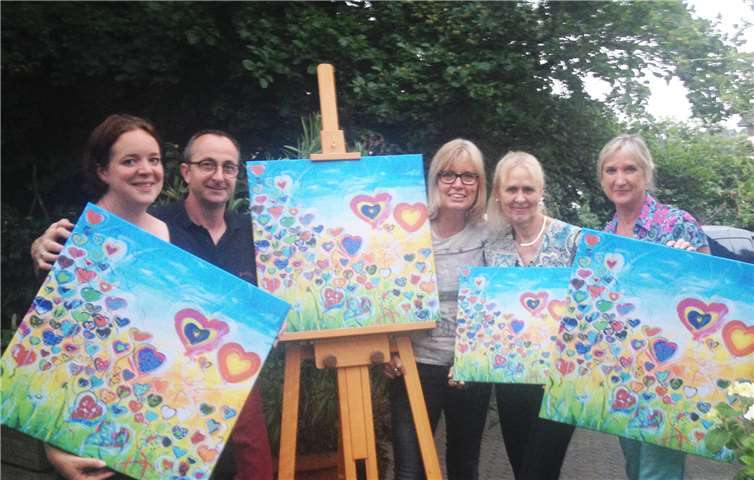 Initiatorin Anne Wahlen und Moritz` Oma Heidi Kirchner (3. und 2. von rechts) mit dem Gasthaus-Ehepaar Andrea und Thomas Kann (links) und Petra Giebel (rechts außen) von der „Wäschebar“ Rheinbach. privat