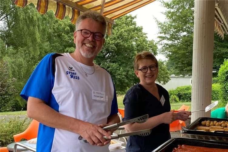 Initiatorin Dr. Tanja Machalet, MdB und „Hausherr“ des Familienferiendorfes, Michael Nagel, die sich als Grillmeister bei der Zubereitung des Mittagessens betätigten. Foto: privat