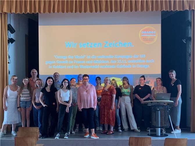 Initiatorinnen Susanne Görg und Beate Ullwer von Orange Westerwald mit Vertreterinnen des Frauenhauses sowie Schulleitung und AG „Schule ohne Rassismus – Schule mit Courage“. Foto: Pressestelle der Kreisverwaltung
