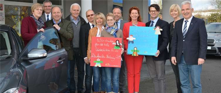 Inka Orth (4.v.r.) mit Familie Krupp und der Gewinnerin der Verlosungsaktion 2015 im Verlagshaus des BLICK aktuell in Sinzig C:F.