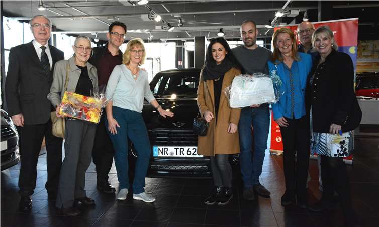 Inka Orth, Vorsitzende des Bunten Kreises (3.v.r.) freute sich mit den Gewinnern und die positive Resonanz des Gewinnspiel.Fotos: CF