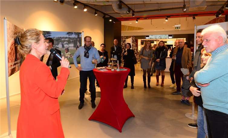 Inka Orth (Vorstandsvorsitzende Bunter Kreis Rheinland) begrüßte die Gäste zur Vernissage und gab einen Überblick sowie Hintergrundinformationen über die Aktion. Foto: US