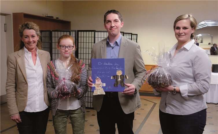 Inka Orth, eine junge Helferin des Spielkreises, Jochen Schmitz (1. Vorsitzender des Laienspiel-Kreises Oberbachem) und Anne Baumgart (Laienschauspielerin).privat