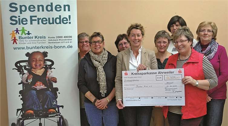 Inka Orth nahm den Scheck aus den Händen der Vorstandsfrauen der Frauengemeinschaft Hönningen-Liers mit Dank entgegen.privat