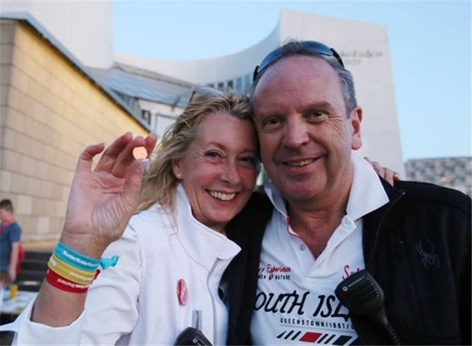 Inka und Ralph Orth mit Glückspfennig beim Taschenlampenkonzert 2019 in KölnFoto: Martina Goyert