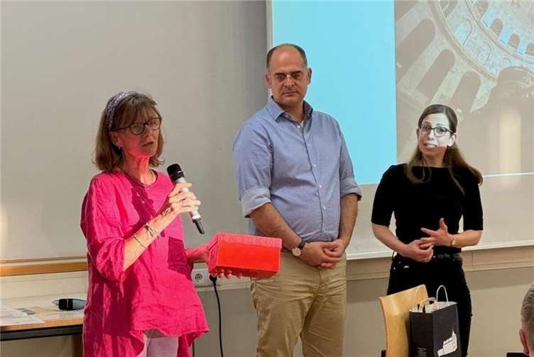 Inke Thiesen-Hart vom AK Palästina bedankt sich bei Aline Makhoul und Bassel Makhouly für den interessanten und aufschlussreichen Abend.Foto: Armin Brietzke