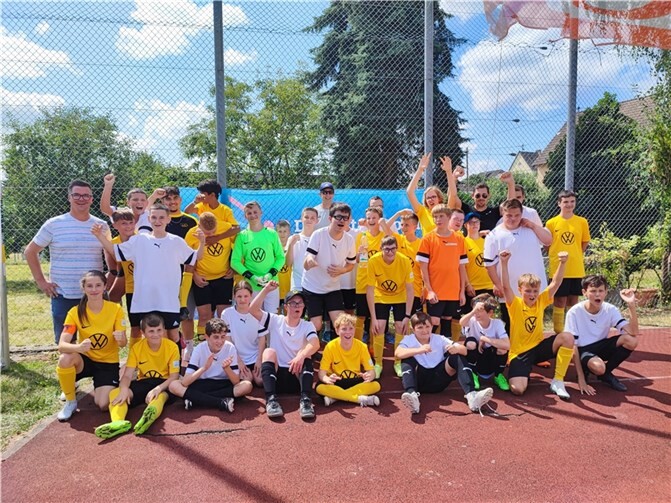 Inklusion auf dem Fußballfeld: Team Bananenflanke‘ und VfL-Oberbieber C-Jugend im gemeinsamen Spiel. Foto: Stadt Neuwied